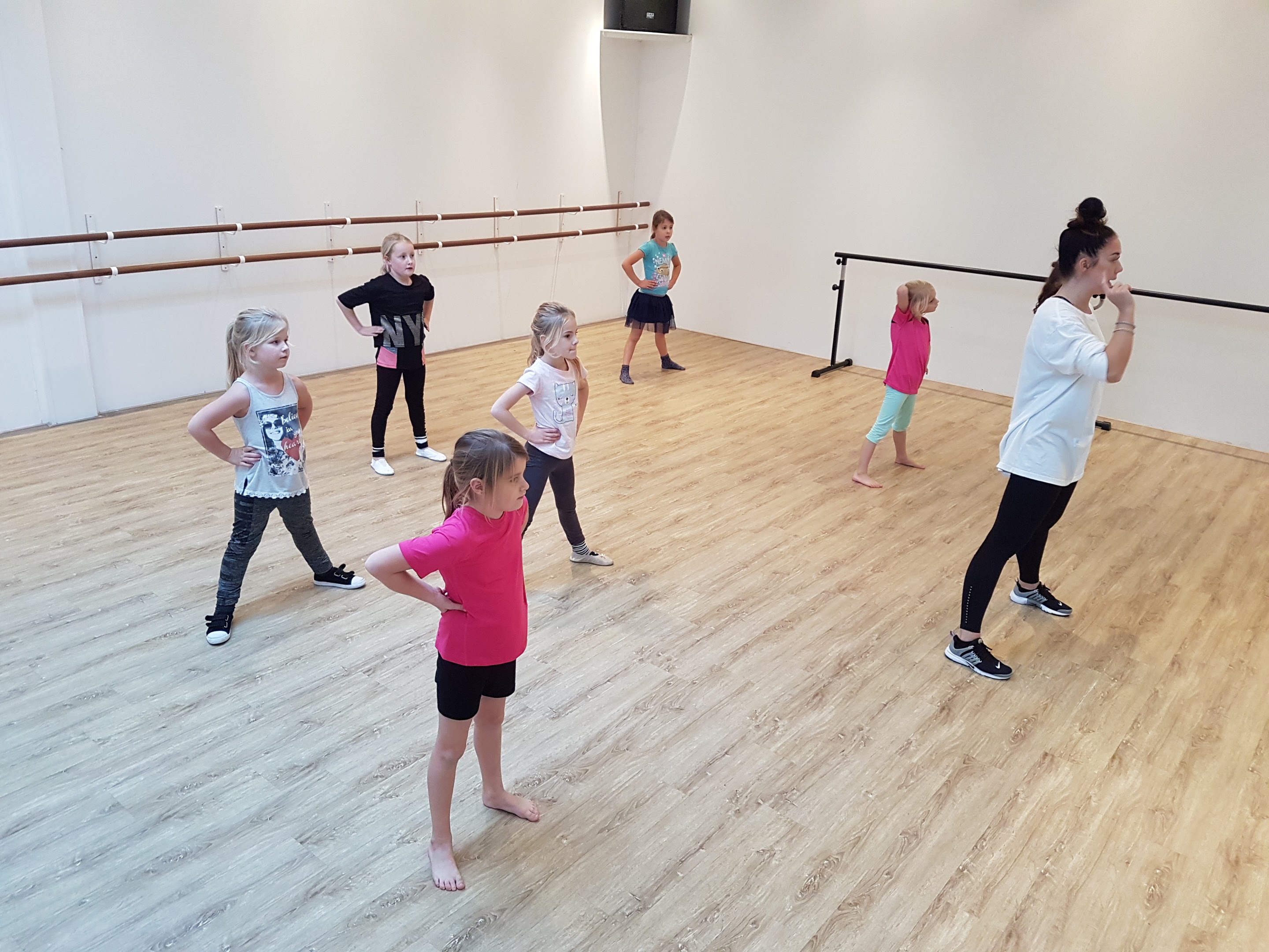 wijn kubus vasthouden Kids Move (6-8 jaar) - Dansles voor kinderen in Ede